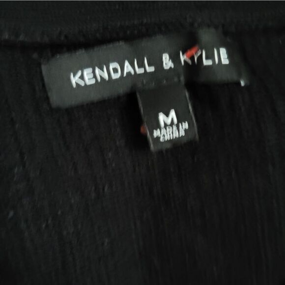 Kendall & Kylie size M Black Cropped Off-Shoulder Chunky Sweater - Picture 4 of 6